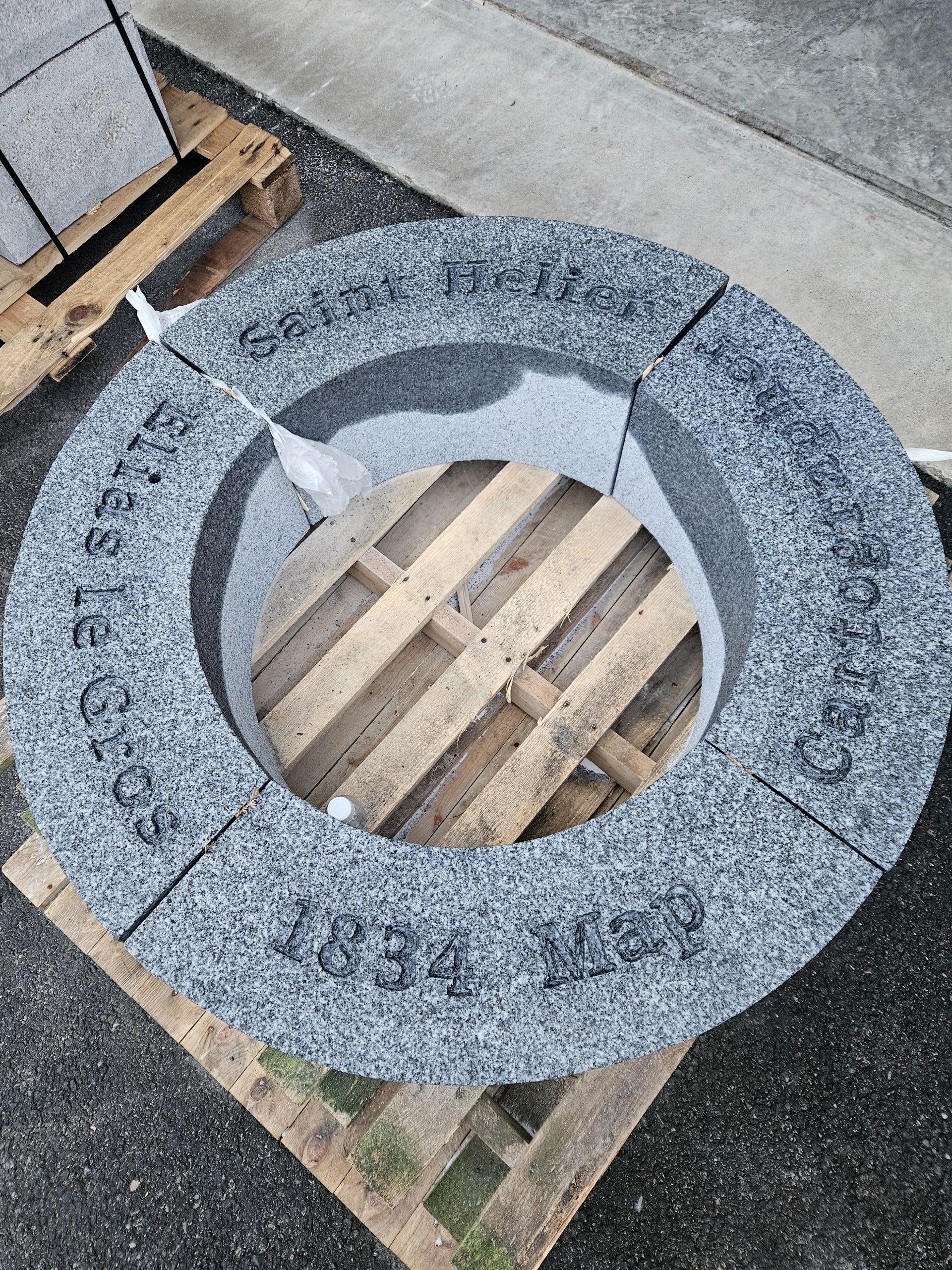 Alignement précis des tracés gravés sur bordure en granit pour un aménagement urbain à Jersey