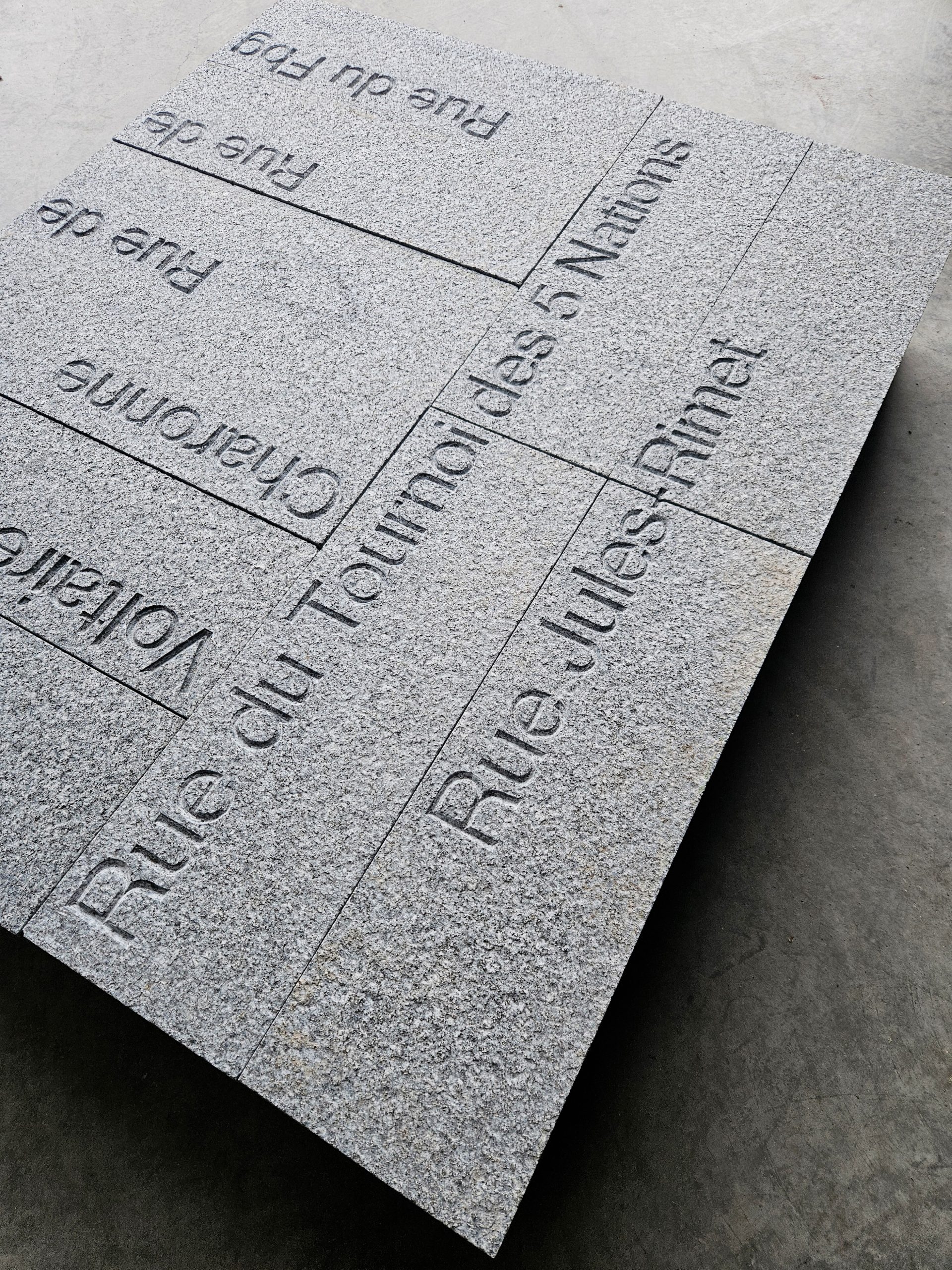 Dallage de sol gravé avec les noms des rues au jardin mémoriel des attentats de Paris