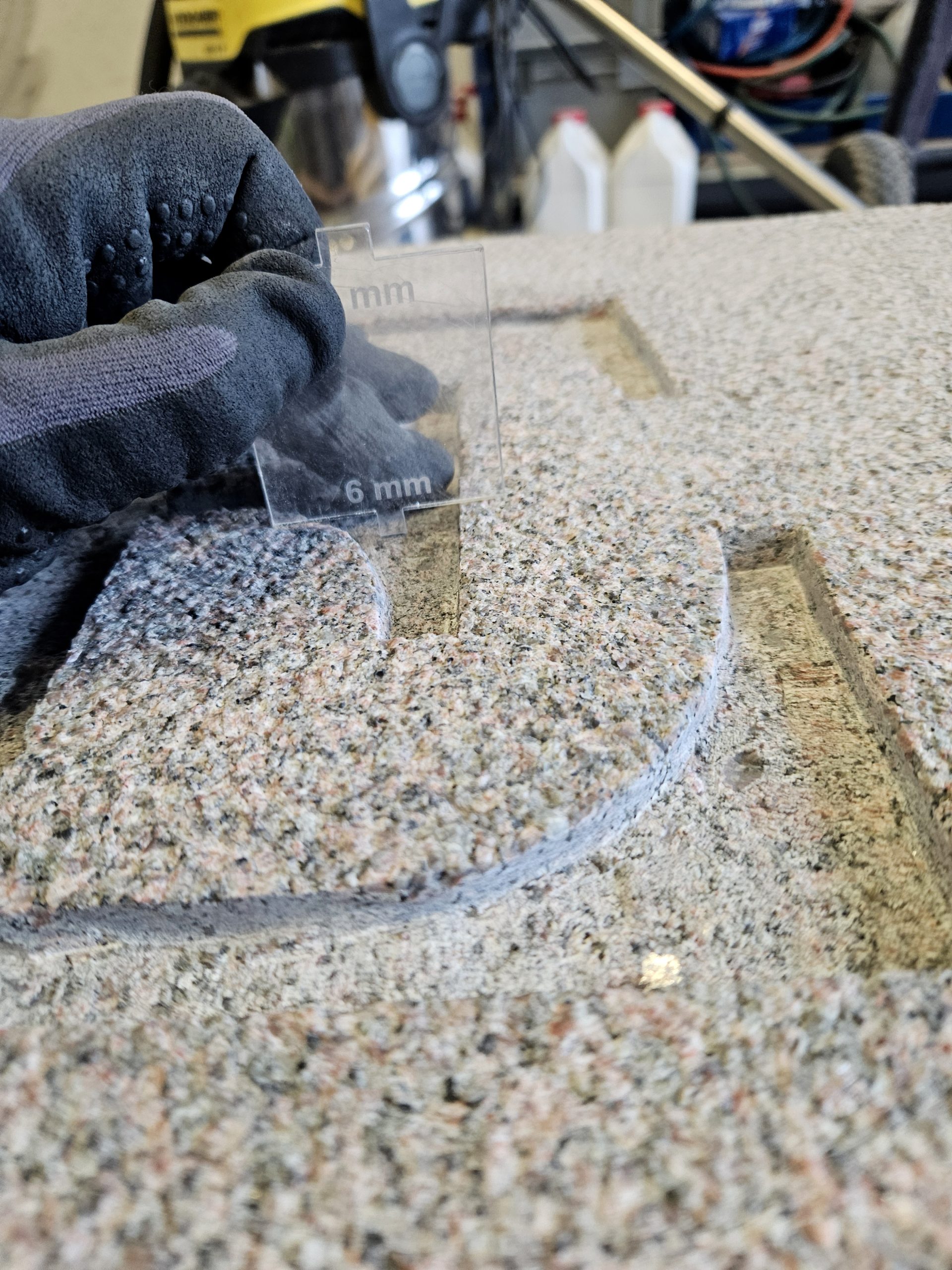 Détail de gravure de précision réalisée sur bordure en granit breton pour un aménagement urbain à Jersey