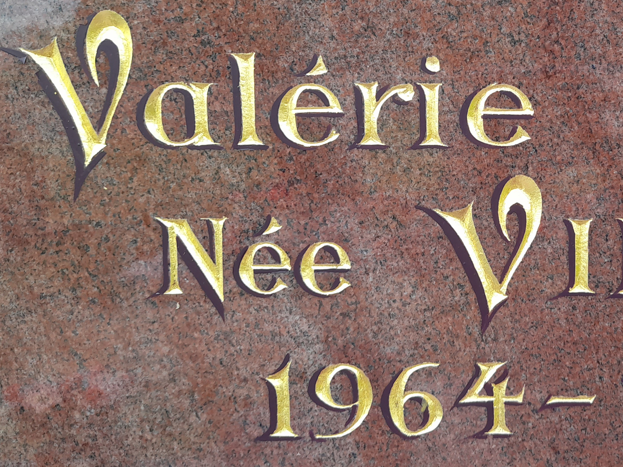 Gravure funéraire de lettres sur pierre avec finition soignée