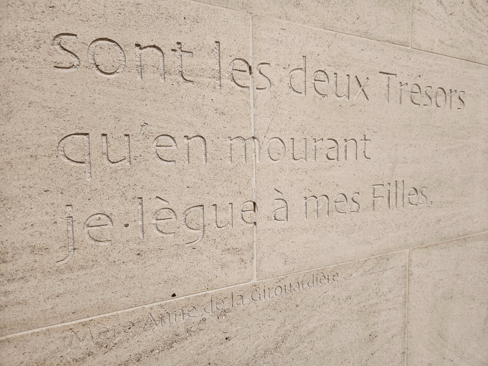 Détail de lettrage gravé dans la pierre sur mobilier eucharistique du sanctuaire de la Vraie Croix d’Anjou