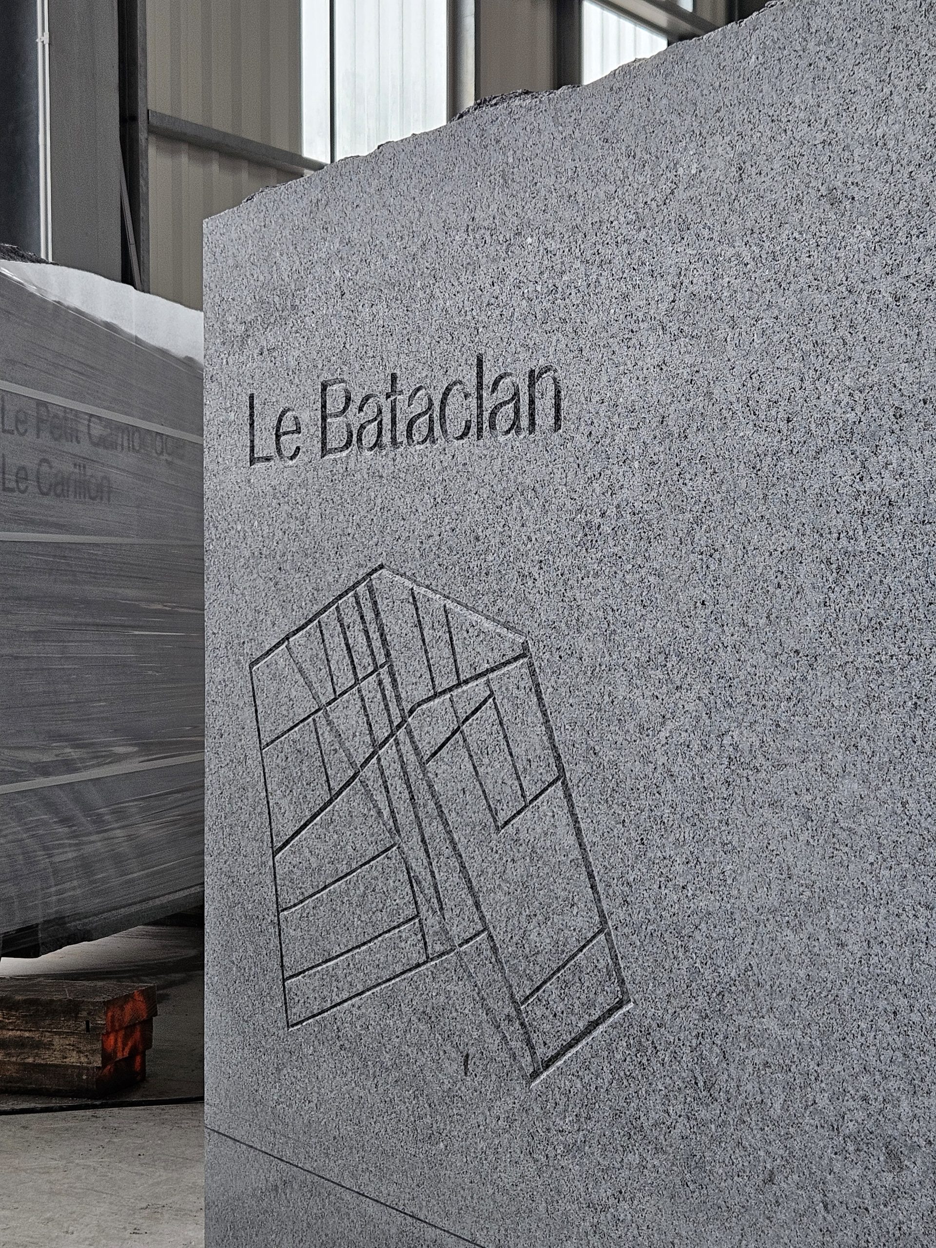 Gravure mémorielle réalisée sur pierre pour le jardin des attentats de Paris