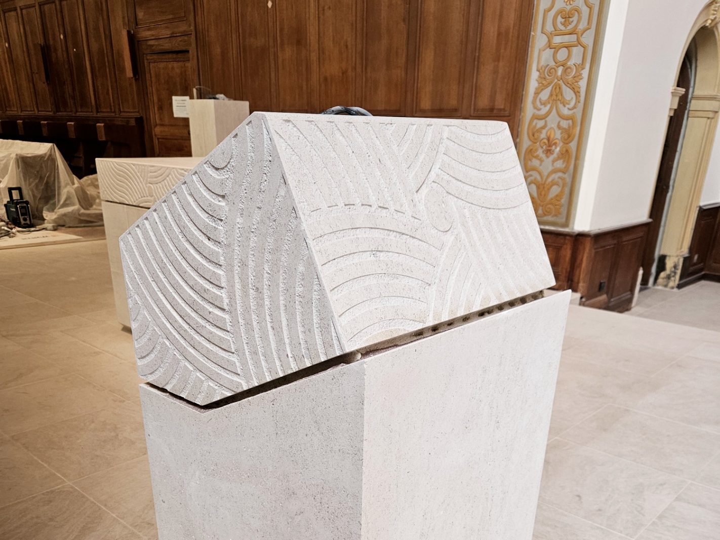 Motif décoratif gravé dans la pierre sur mobilier du sanctuaire de la Vraie Croix d’Anjou