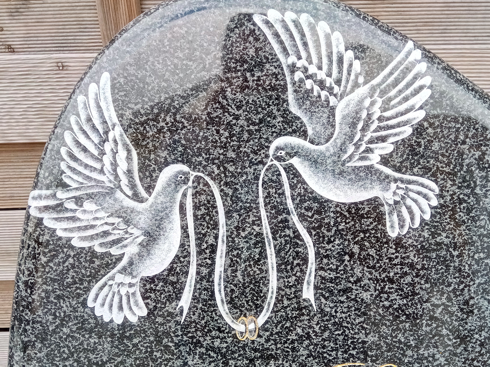 Motif funéraire personnalisé en lithogravure sur granit, ruban et colombes gravées dans la pierre