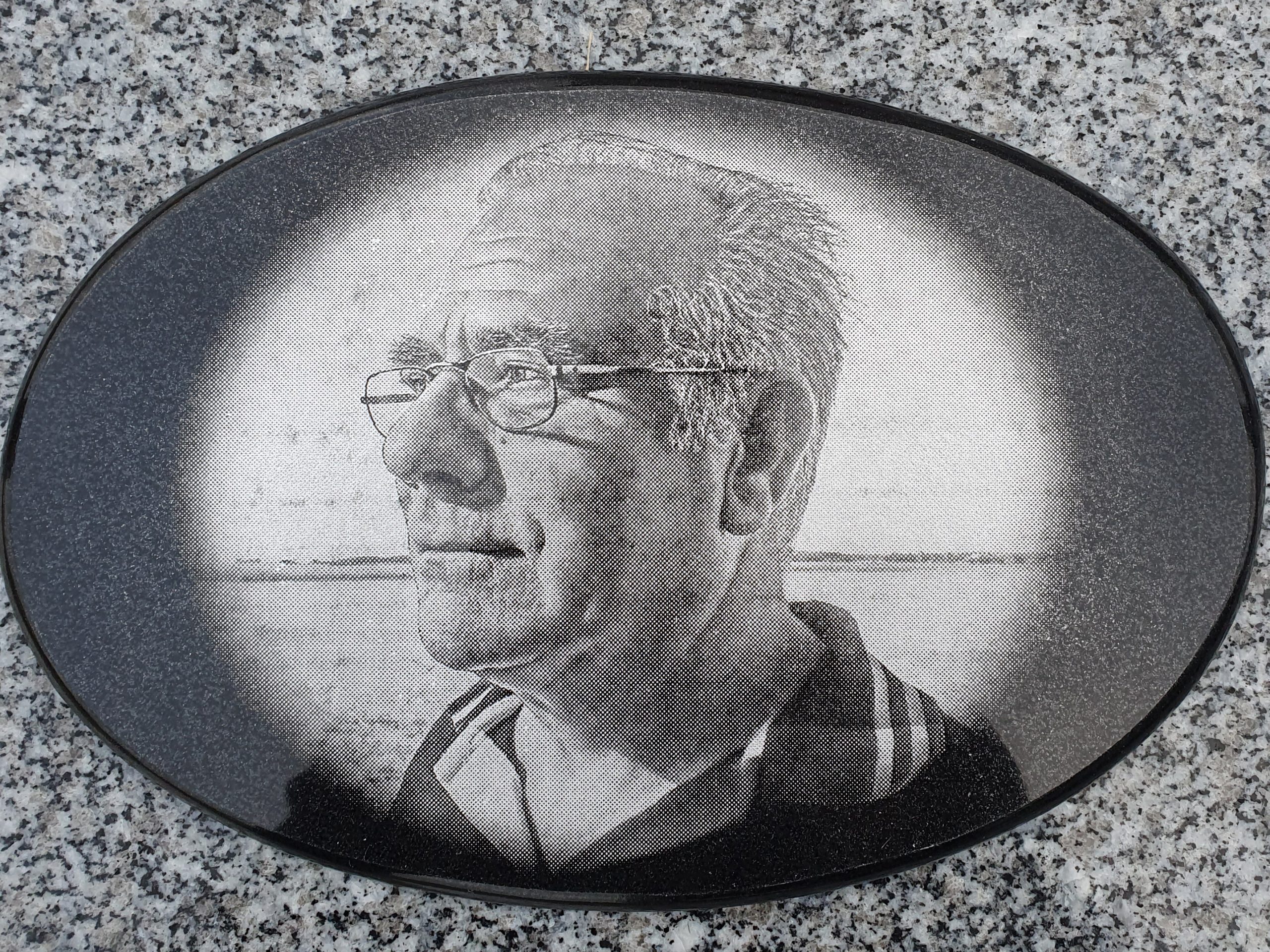 Réalisation d’un portrait funéraire gravé en profondeur sur granit noir, garantissant une excellente durabilité.