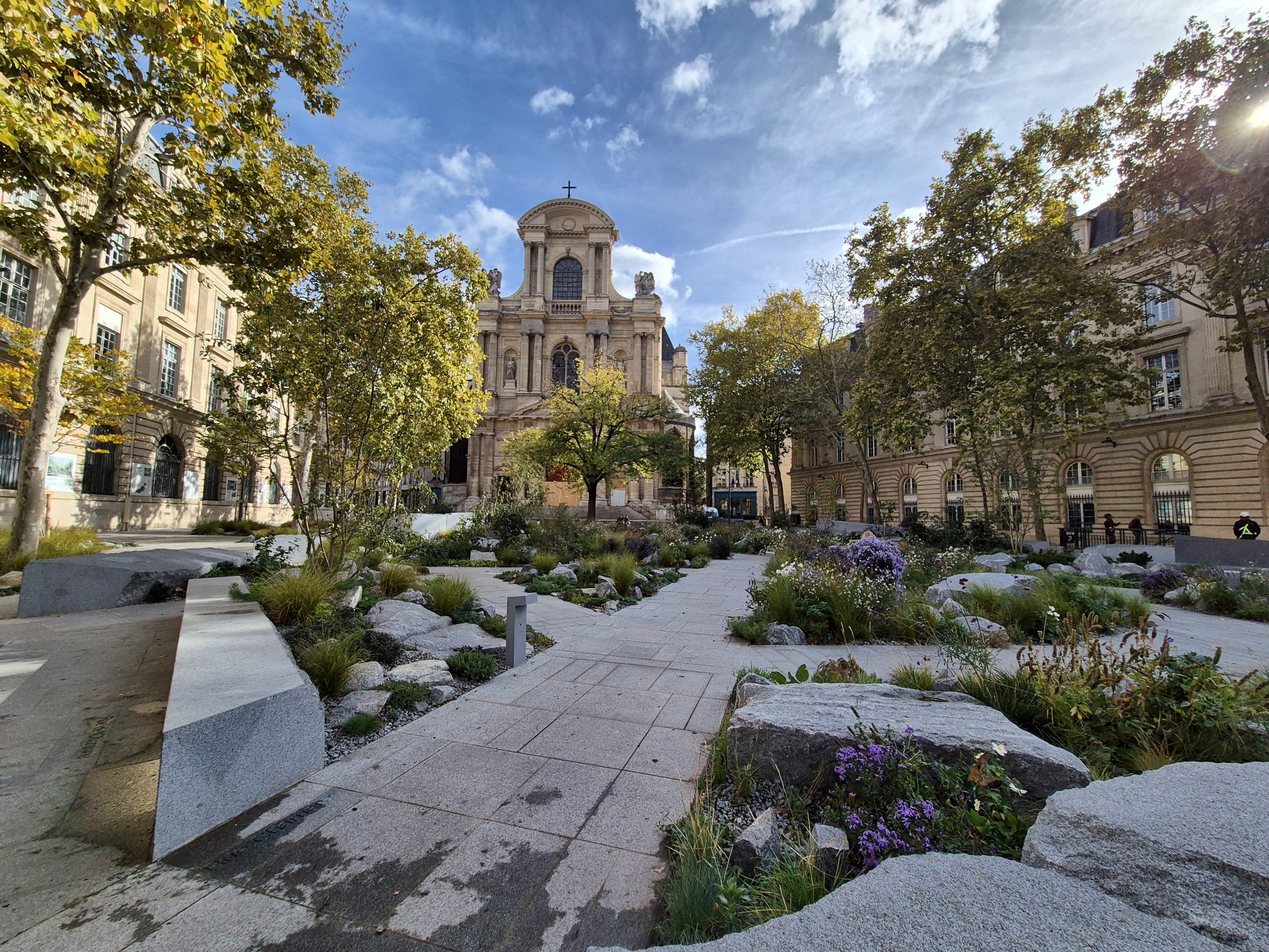 Vue d’ensemble du jardin mémoriel des attentats de Paris avec inscriptions gravées
