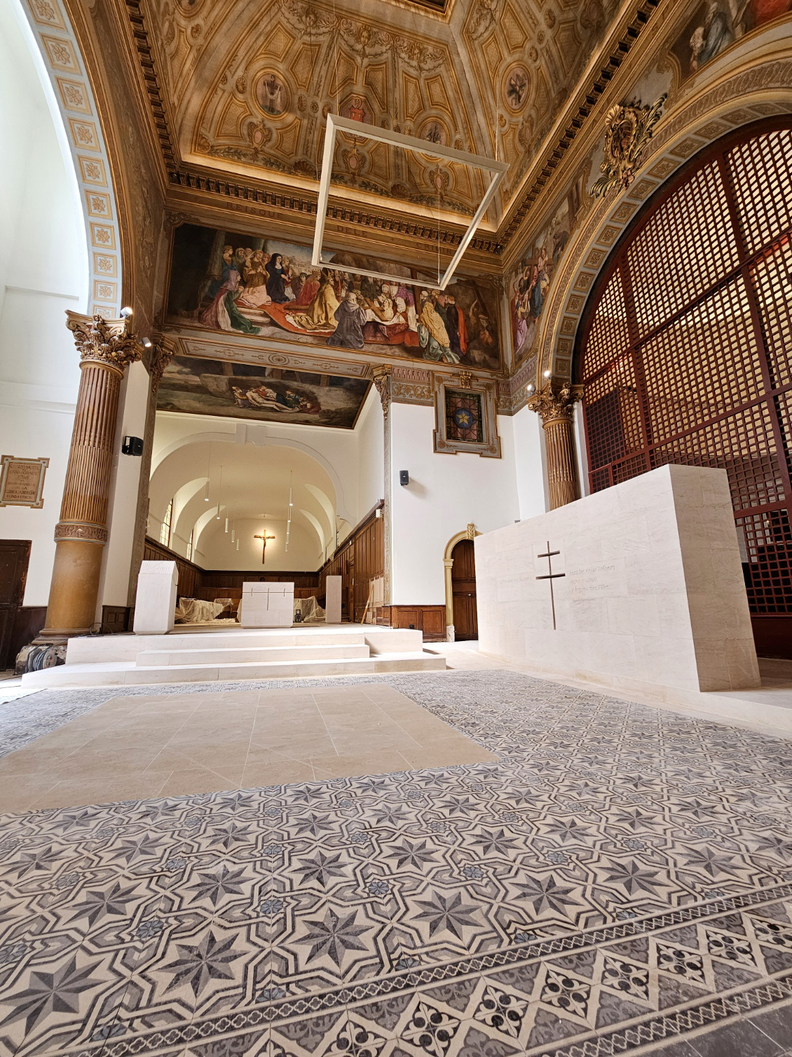 Vue d’ensemble du mobilier eucharistique du sanctuaire de la Vraie Croix d’Anjou avec gravures intégrées